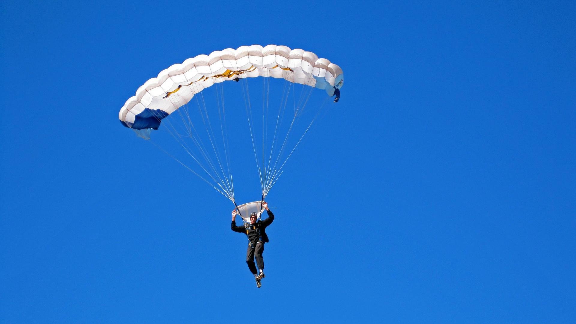 乐竞体育：NBA季后赛激战正酣 新生代球星闪耀赛场