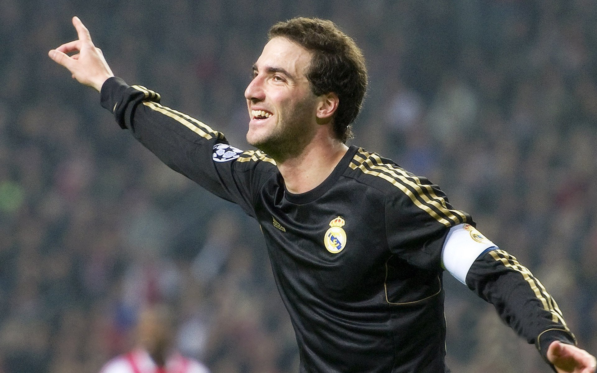 电竞产业蓬勃发展,全球总决赛创收视新高,职业选手年薪破千万